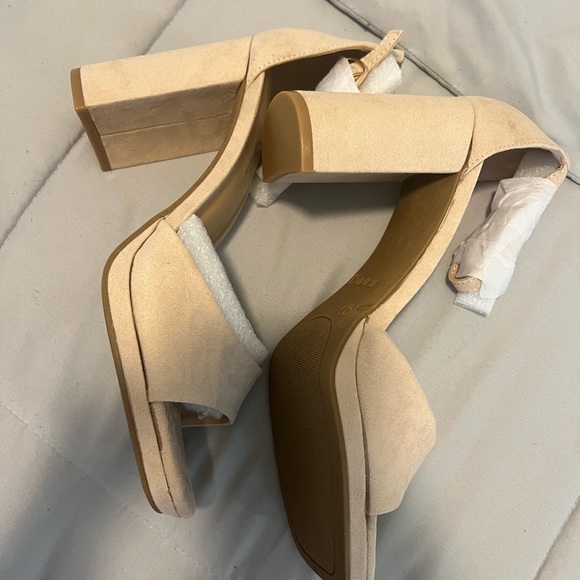 New ankle-strap sandals crafted from suede - Picture 7 of 9